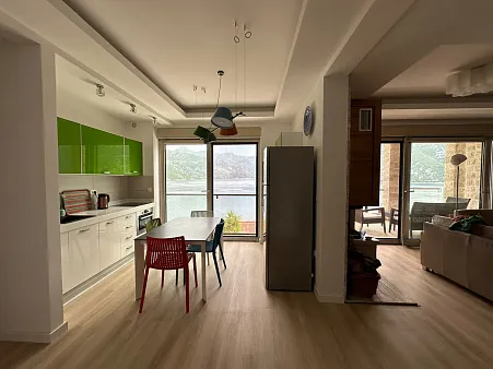 107 m² große 3-Zimmer-Wohnung mit Panoramablick auf das Meer in Kostanjica